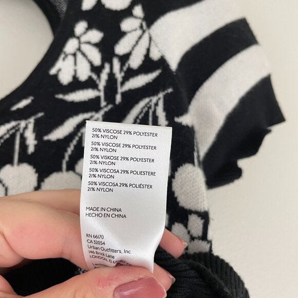 Anthropologie Maeve Trixie Daisies & Cherries Sweater Tee Size Small - Picture 4 of 5